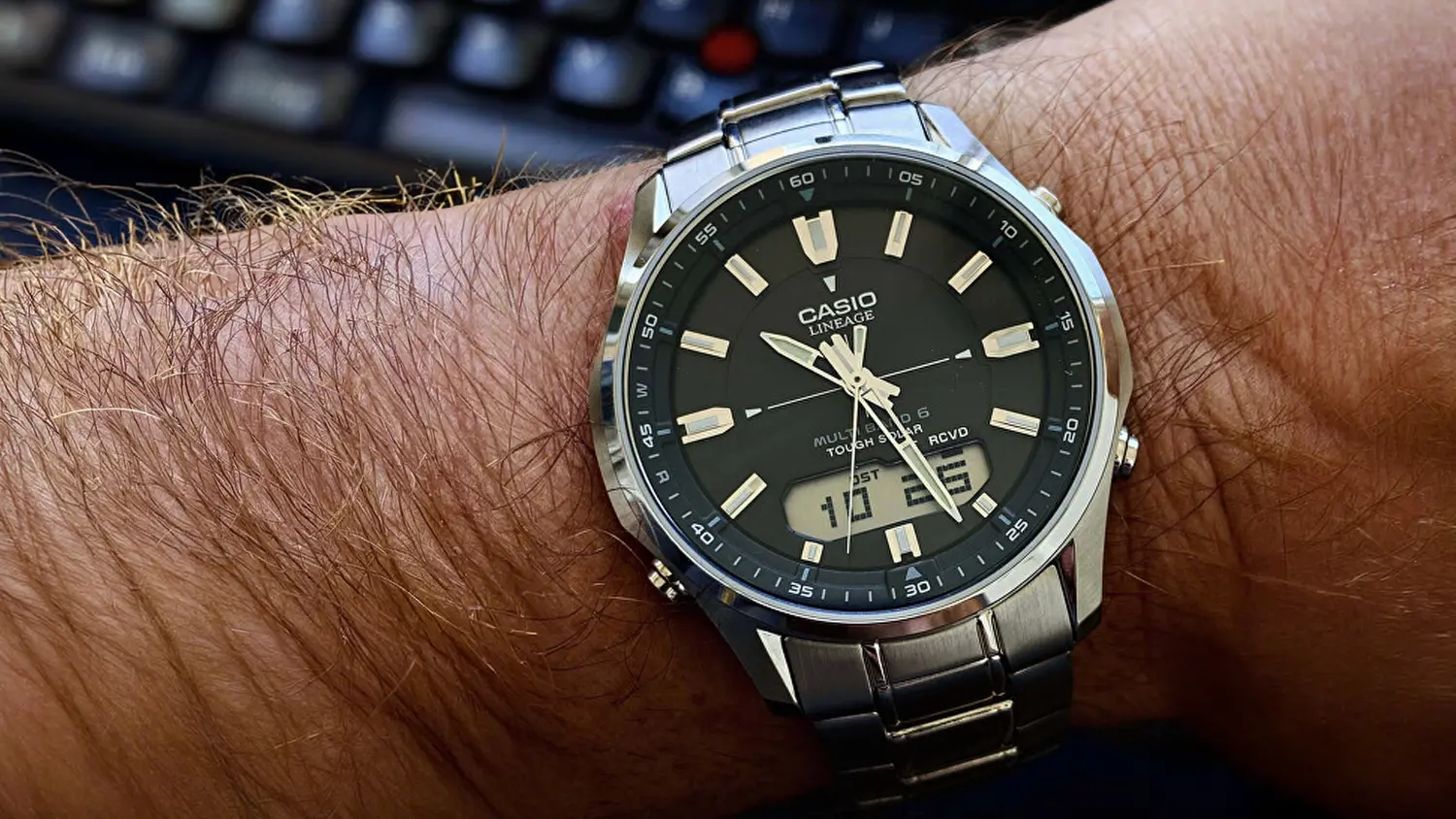 P&aacute;nsk&eacute; n&aacute;ramkov&eacute; hodinky Casio LCW-M100DSE-1AER na ruce muže.