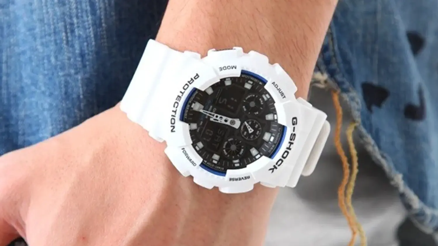Náramkové hodinky Casio G-SHOCK GA-100B-7AER na zápěstí
