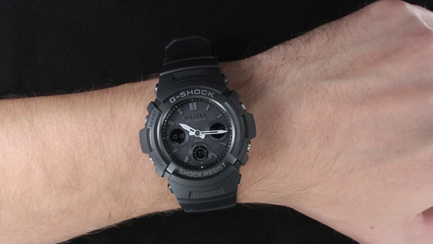 Detail pánskych hodiniek Casio G-SHOCK AWG-M100B-1AER na ruke
