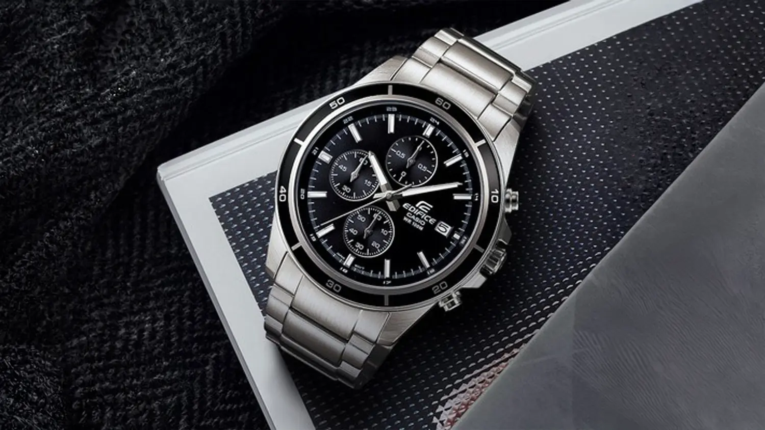 Náramkové hodinky Casio EDIFICE EFR-526D-1AUEF s pozadím