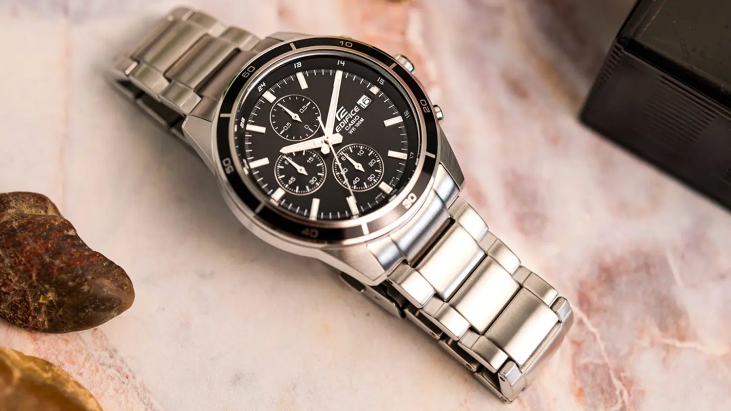 Položené náramkové hodinky Casio EDIFICE EFR-526D-1AUEF na mramoru
