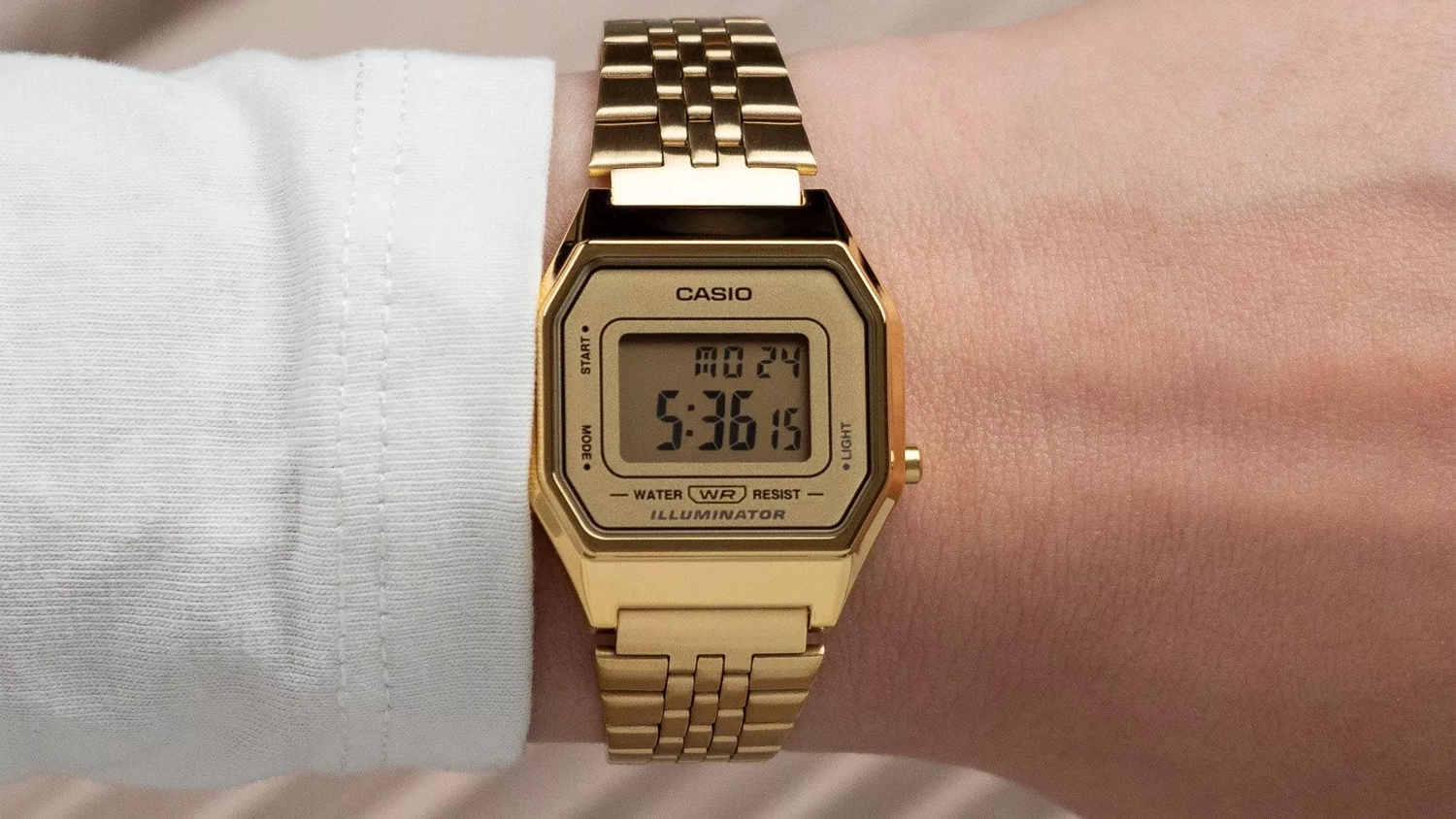 Dámské náramkové hodinky Casio LA680WEGA-9AER na ruce
