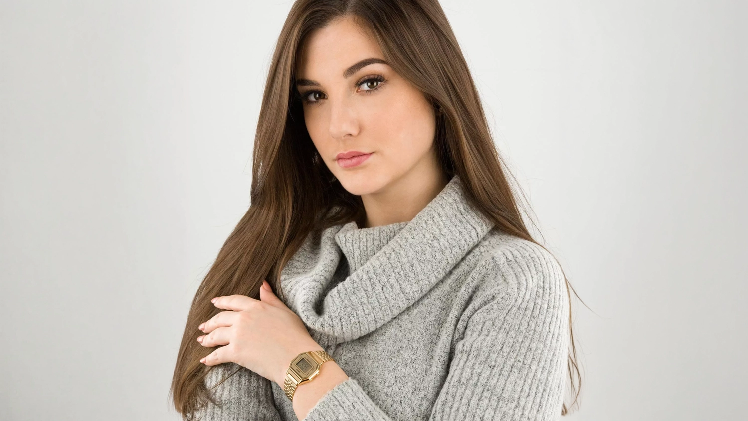 Žena má na ruce dámské náramkové hodinky Casio LA680WEGA-9AER