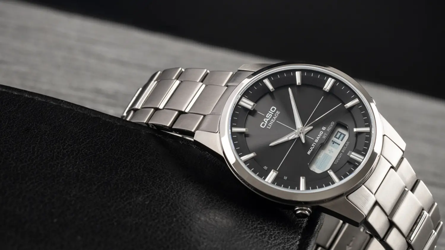 Hodinky Casio LCW-M170TD-1AER položen&eacute; na stole.