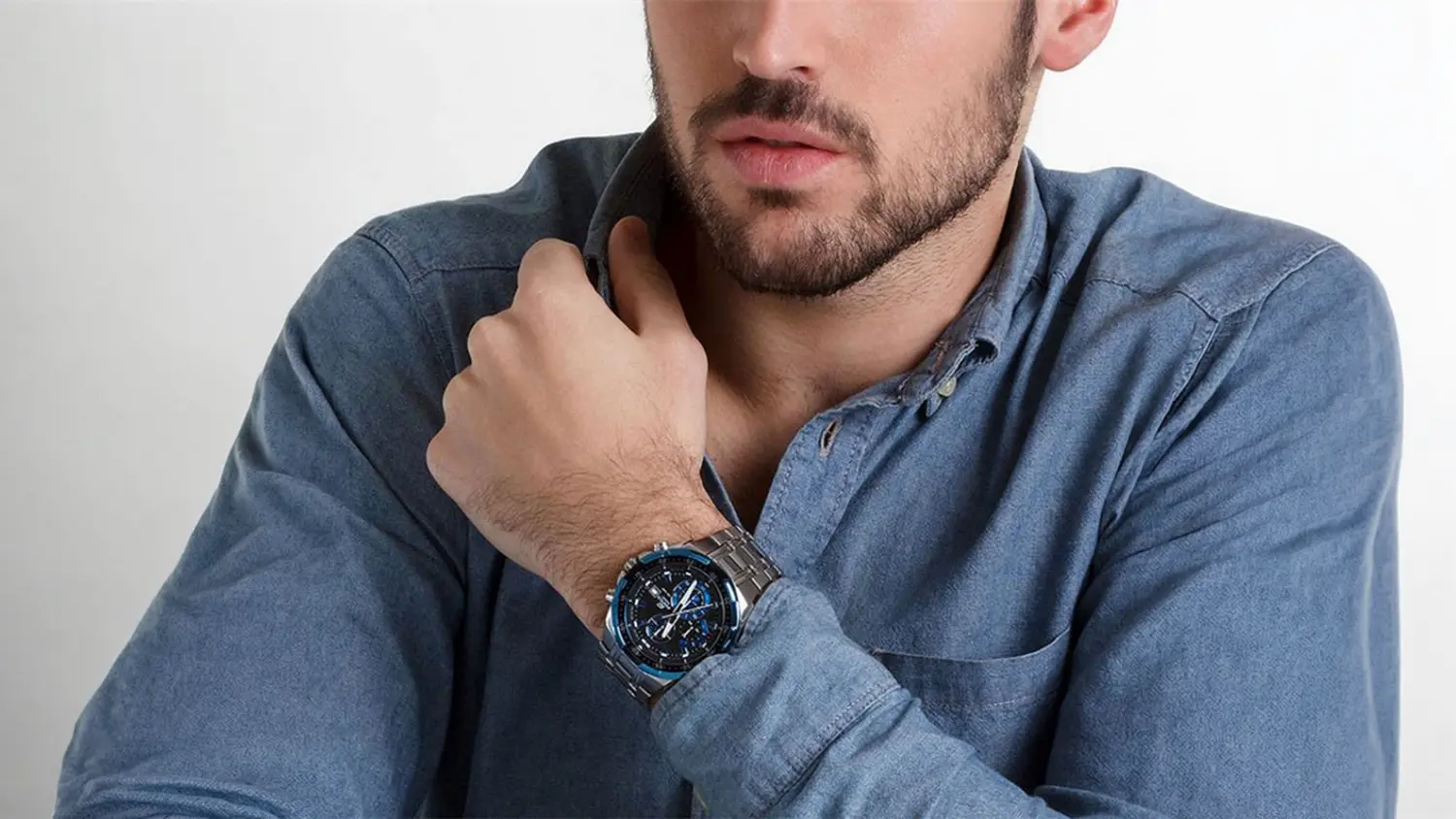 Pánske hodinky Casio EFR-539D-1A2VUEF z pravého uhla