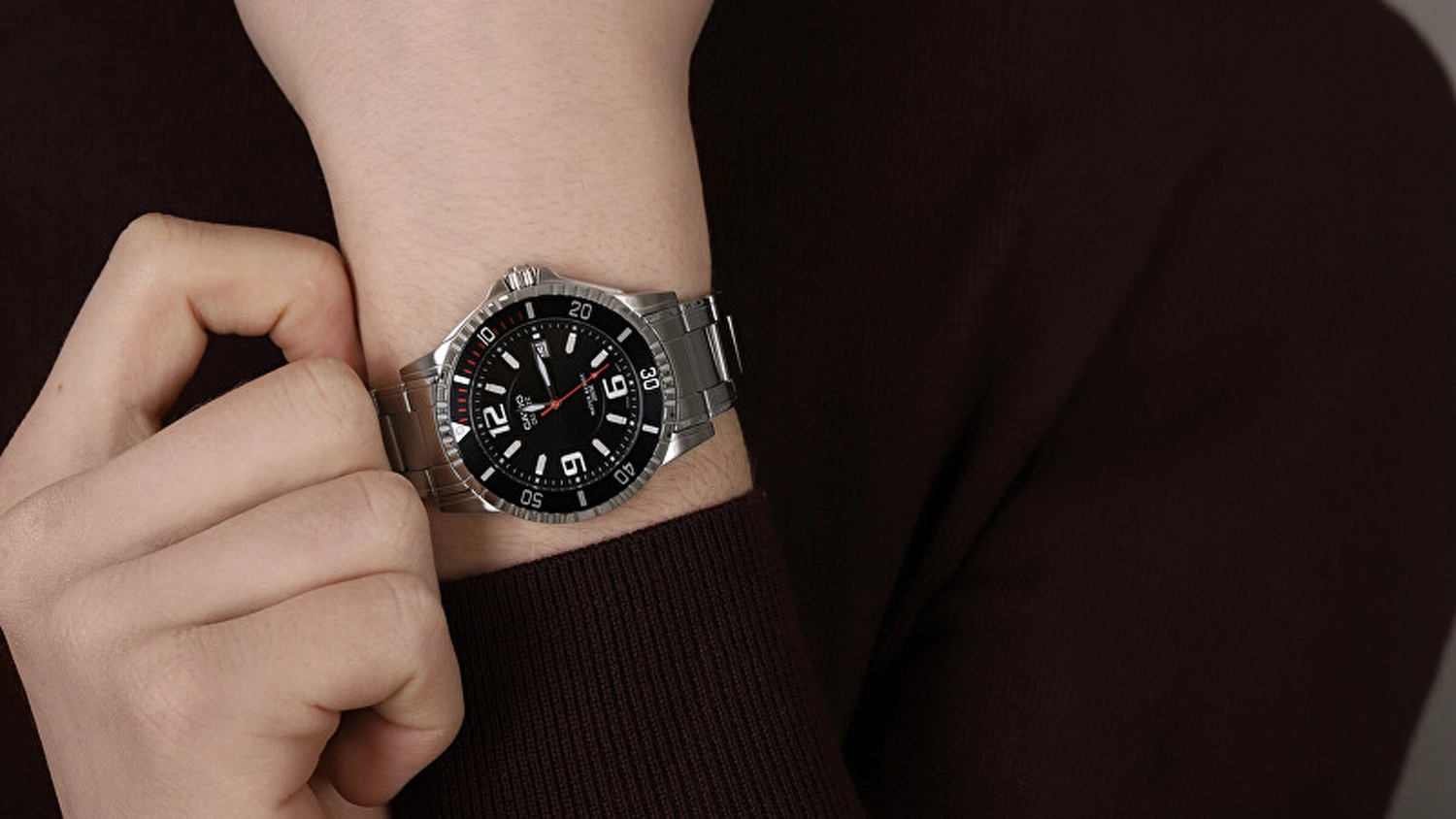Muž m&aacute; na ruke n&aacute;ramkov&eacute; hodinky Casio MTD-1053D-1AVES