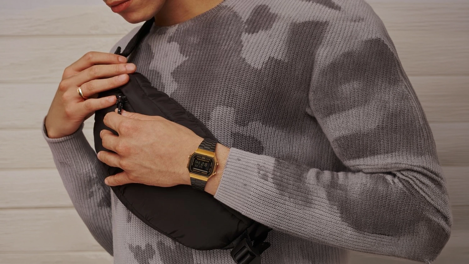 Muž má na ruce náramkové hodinky Casio A168WEGB-1BEF Vintage Iconic