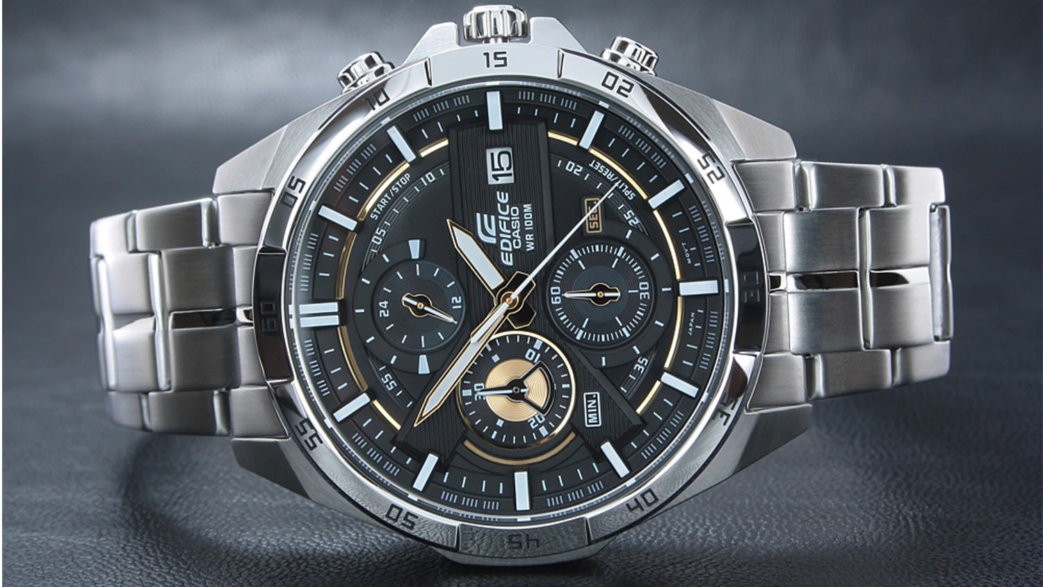 Pánske náramkové hodinky Casio EFR-556D-1AVUEF s tmavým pozadím