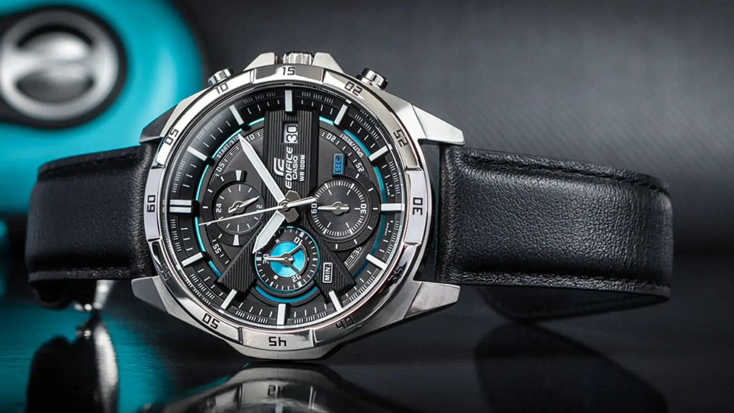 Pánske náramkové hodinky Casio EFR-556L-1AVUEF s tmavým pozadím