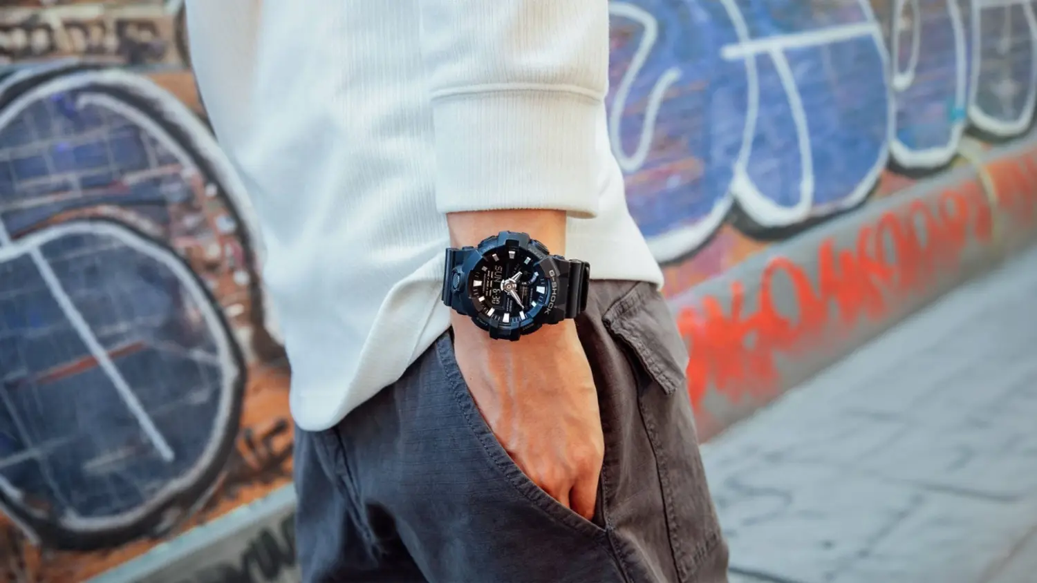N&aacute;ramkov&eacute; hodinky Casio G-SHOCK GA-700-1BER na z&aacute;pěst&iacute;
