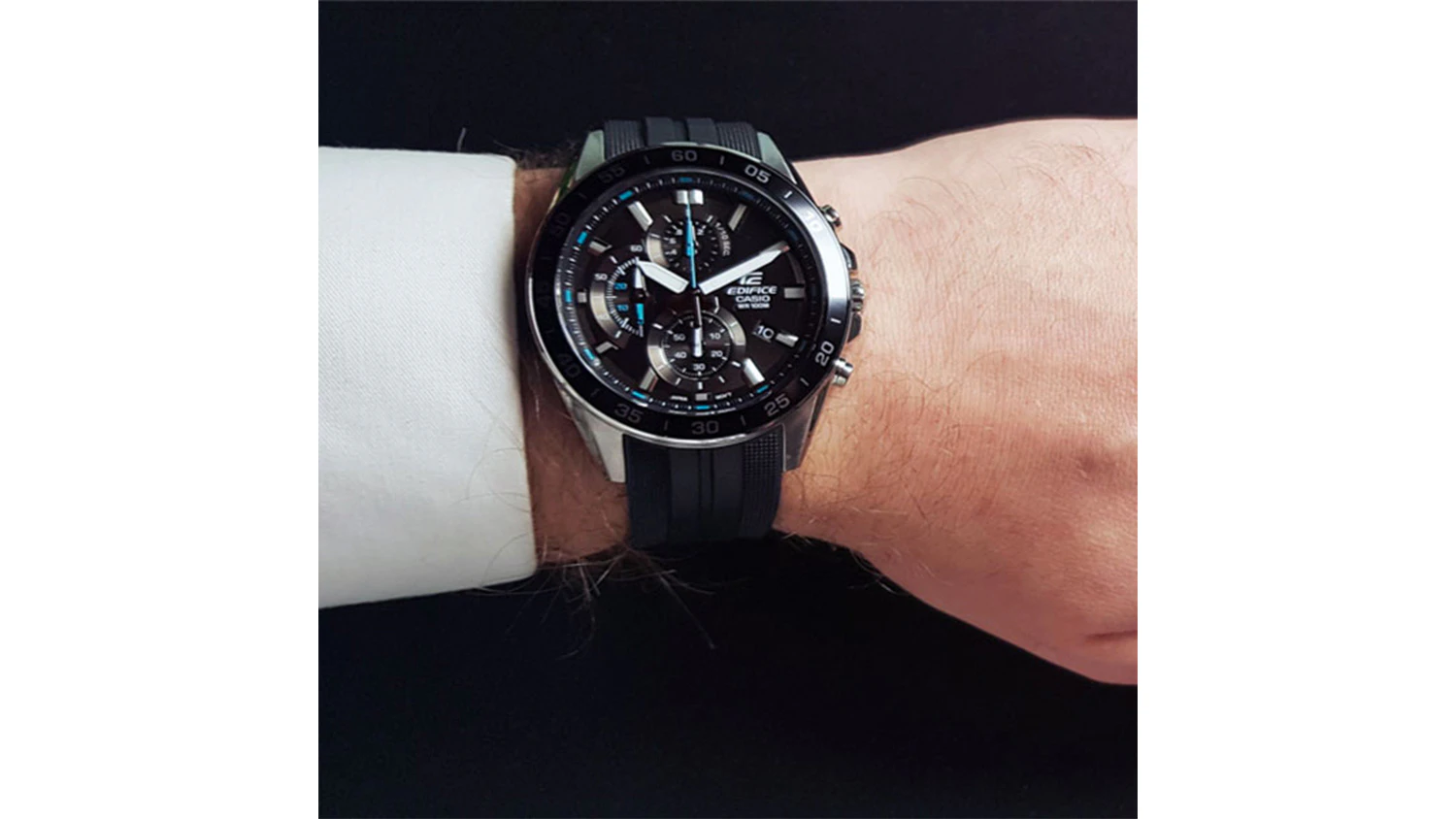 Čierne hodinky Casio na pánskom zápästí