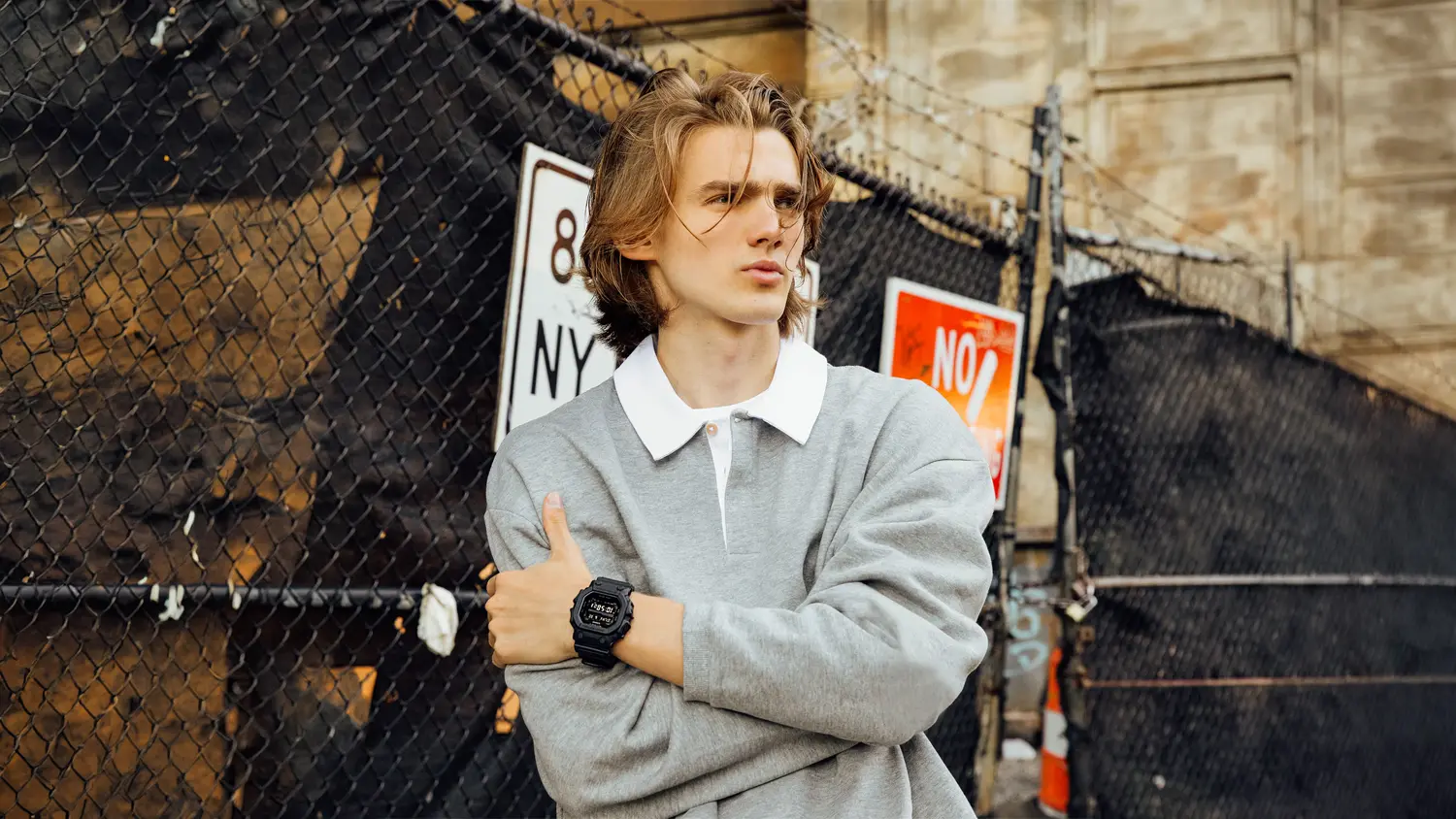 Mladý muž s pánskymi hodinkami Casio G-SHOCK GX-56BB-1ER na ruke