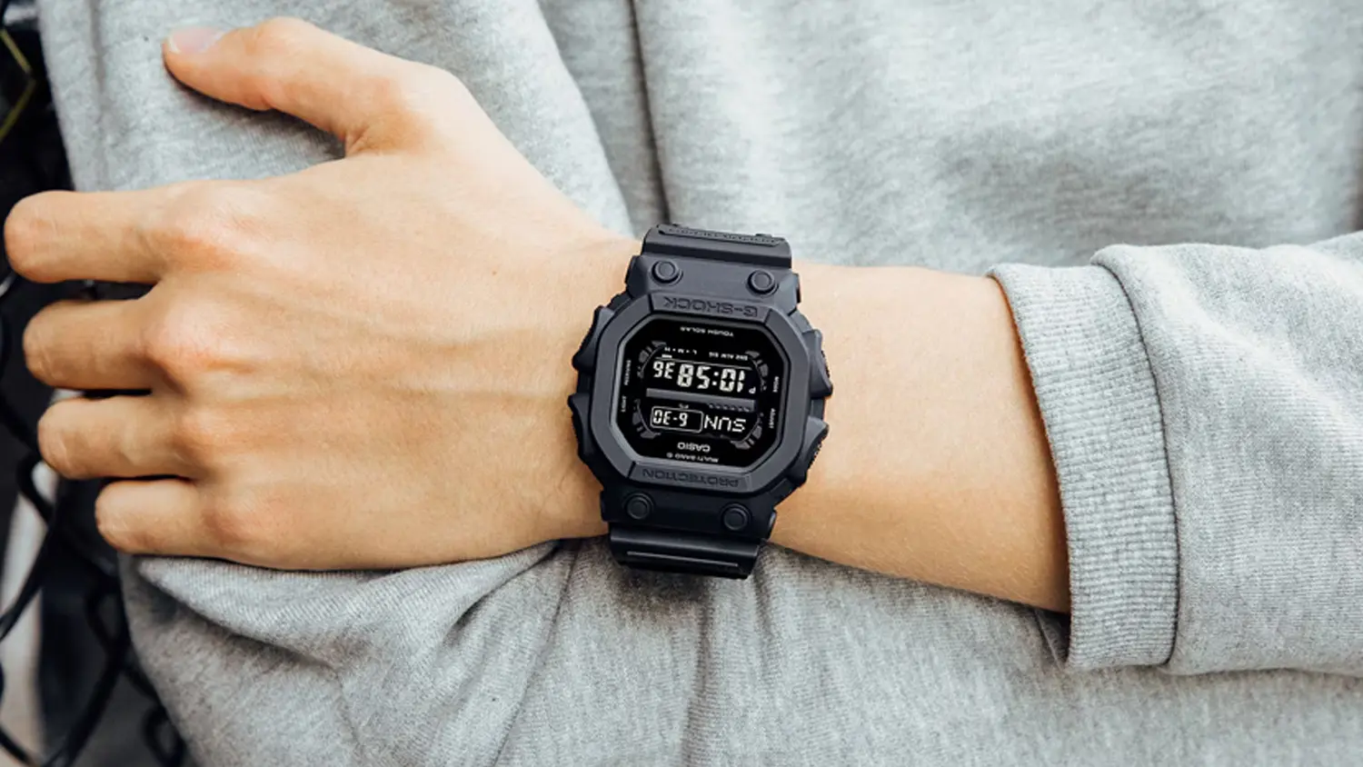 Detail na náramkové hodinky Casio G-SHOCK GX-56BB-1ER na pánskej ruke