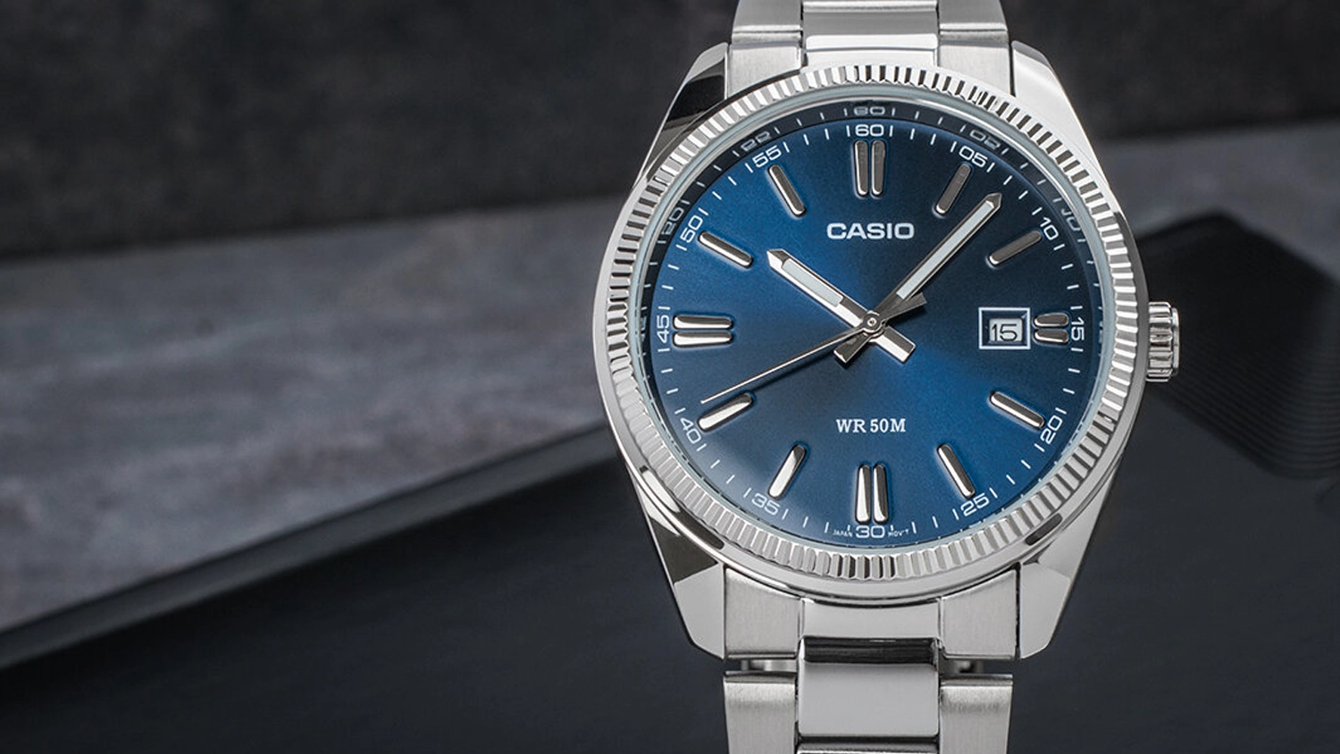 Bliž&scaron;&iacute; pohľad na cifern&iacute;k n&aacute;ramkov&yacute;ch hod&iacute;n Casio MTP-1302PD-2AVE
