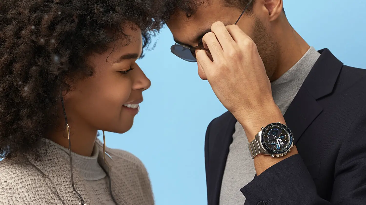 Pánské náramkové hodinky Casio EDIFICE ECB-900DB-1BER na ruce muže vedle, kterého stojí žena.