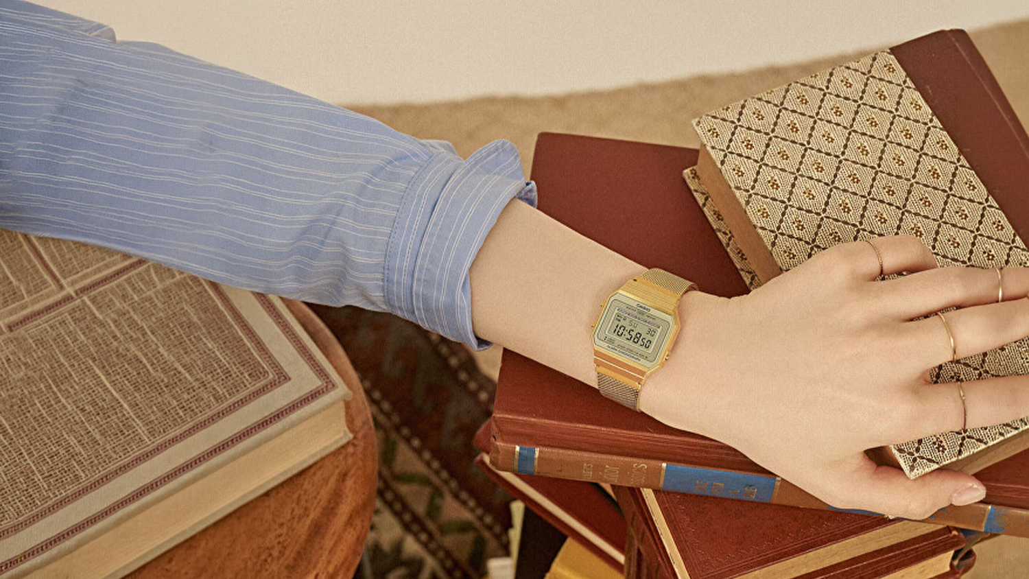 N&aacute;ramkov&eacute; hodinky Casio A700WEMG-9AEF (007) na ruke ženy