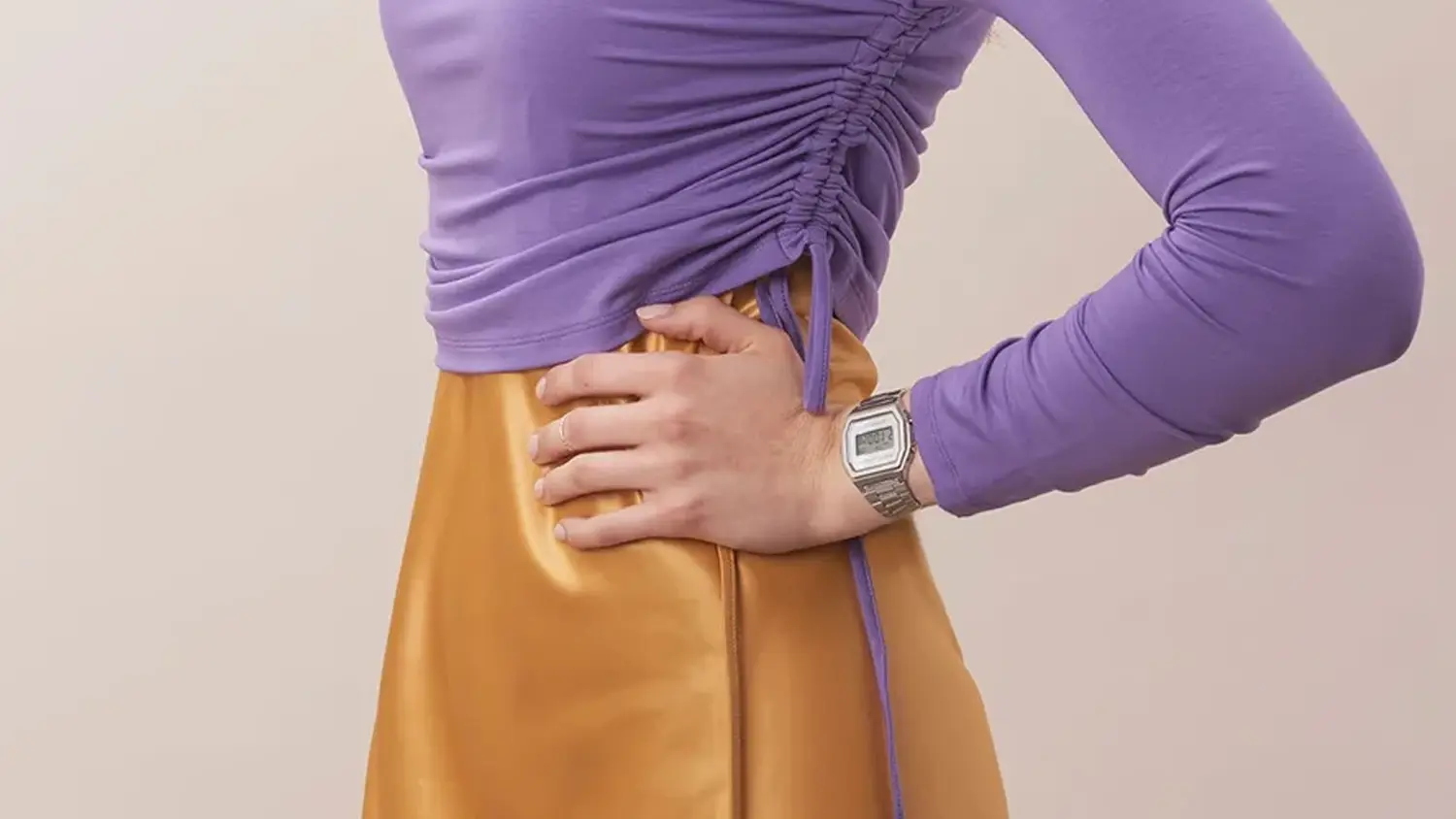 Detail na elegantní hodinky na dámském zápěstí