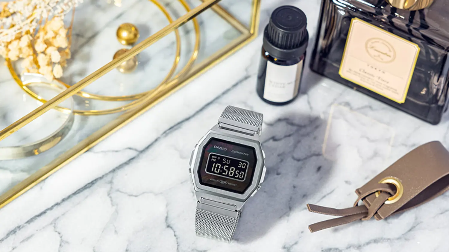 Strieborné hodinky Casio s elegantným pozadím.