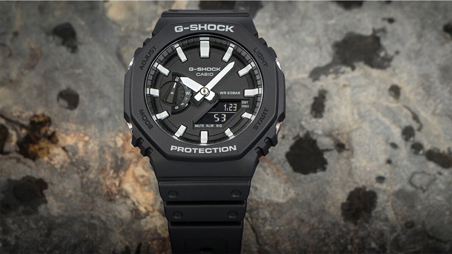 Detailní záběr na elegantní černé hodinky Casio