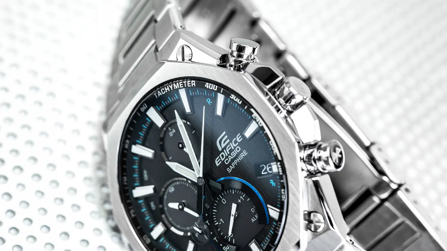Detail na cifern&iacute;k a tlačidl&aacute; hod&iacute;n Casio EQB-1100D-1AER