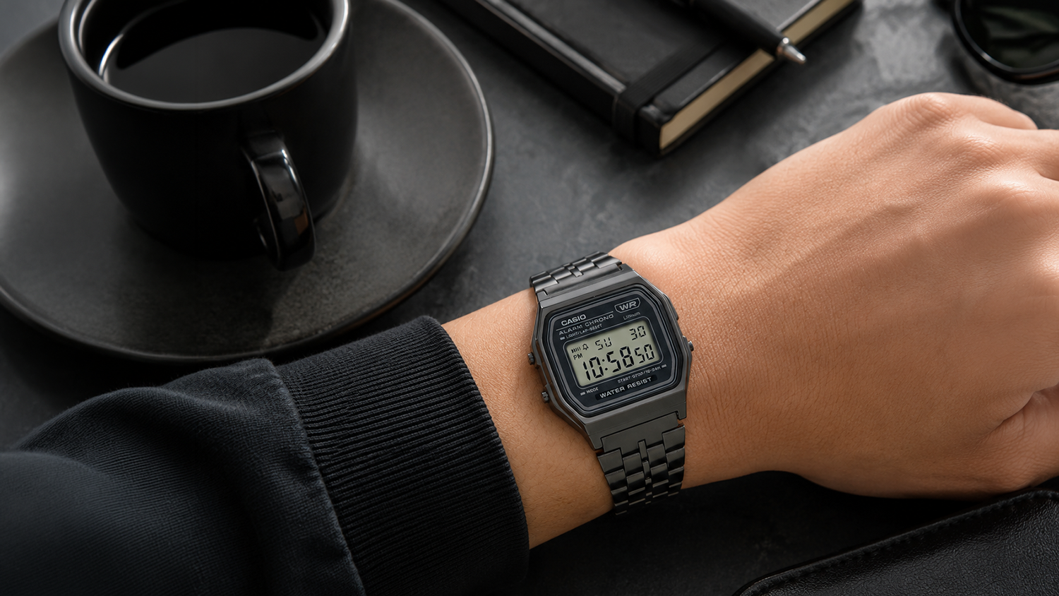 Ženask&aacute; ruka s hodinkami Casio A158WETB-1AEF (007)