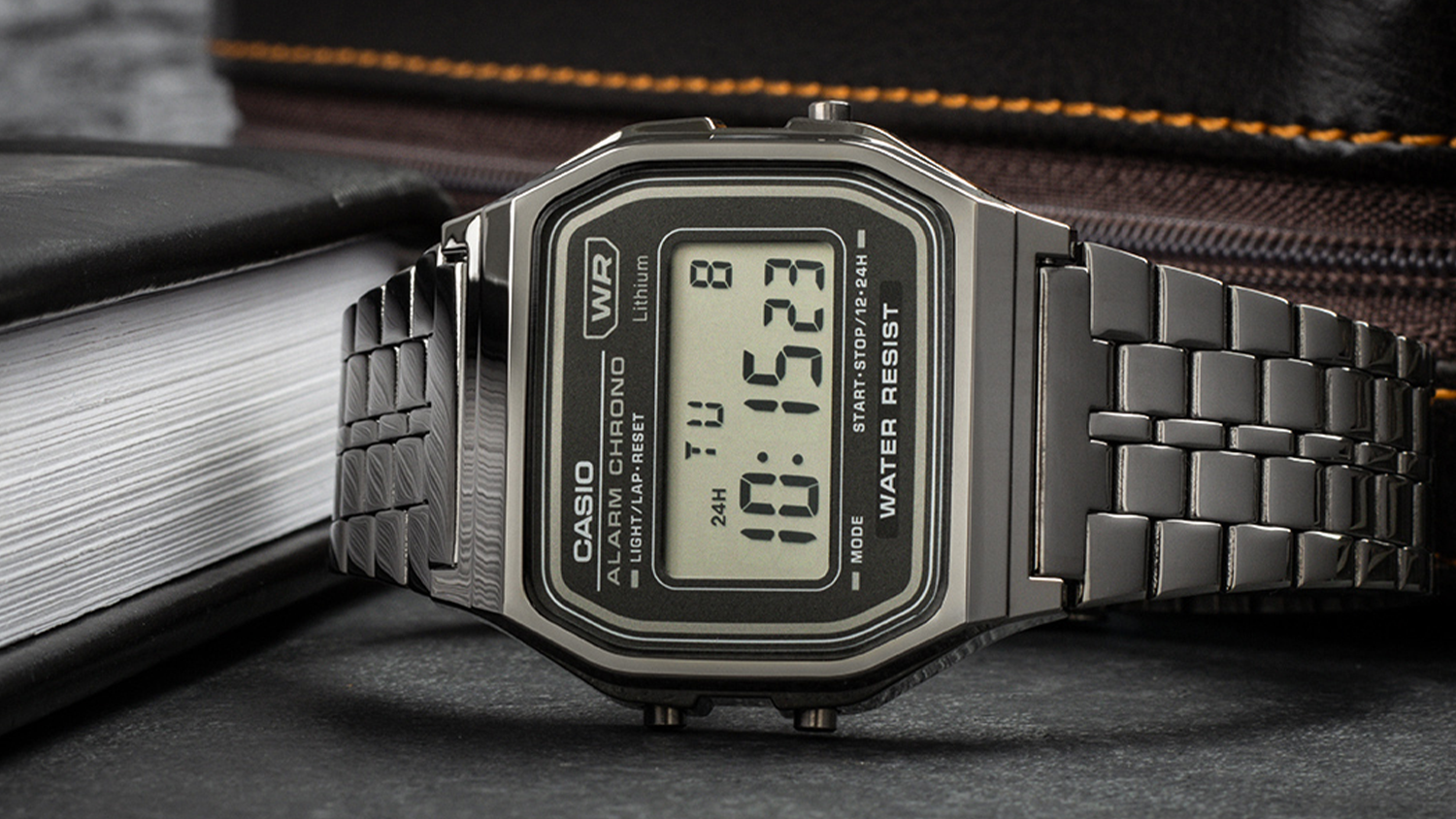 N&aacute;ramkov&eacute; hodinky Casio A158WETB-1AEF (007) na stole