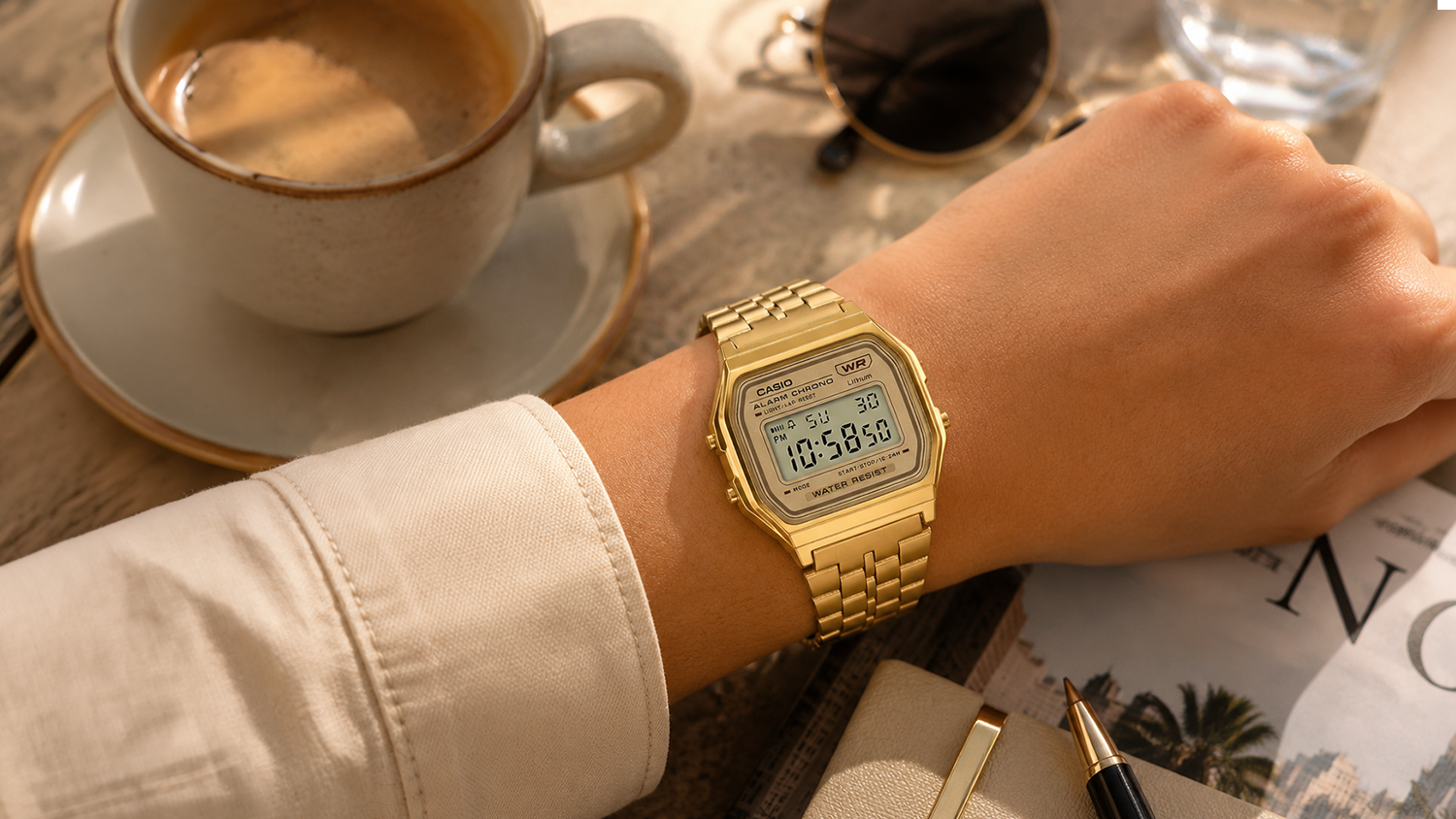 Ženaská ruka s hodinkami Casio A158WETG-9AEF (007)