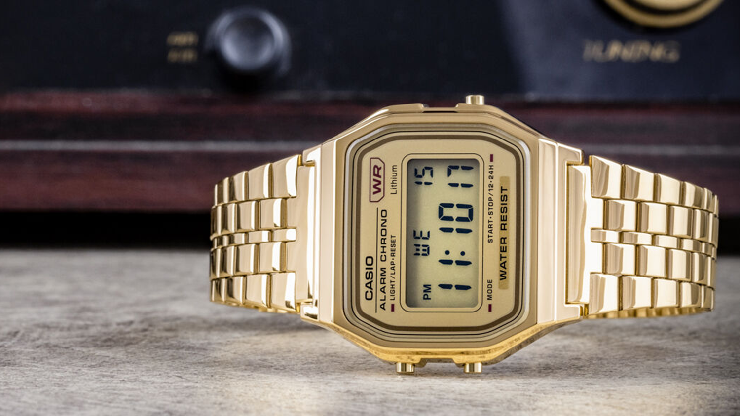 Náramkové hodinky Casio A158WETG-9AEF (007) na stole