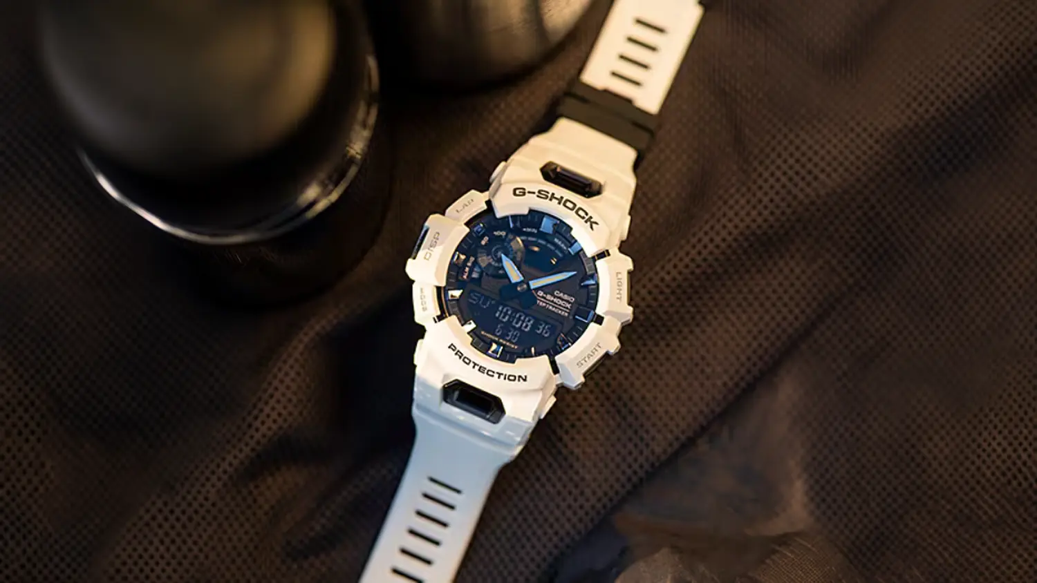Rozepnut&eacute; hodinky Casio GBA-900-7AER G-SHOCK na čern&eacute; l&aacute;tce