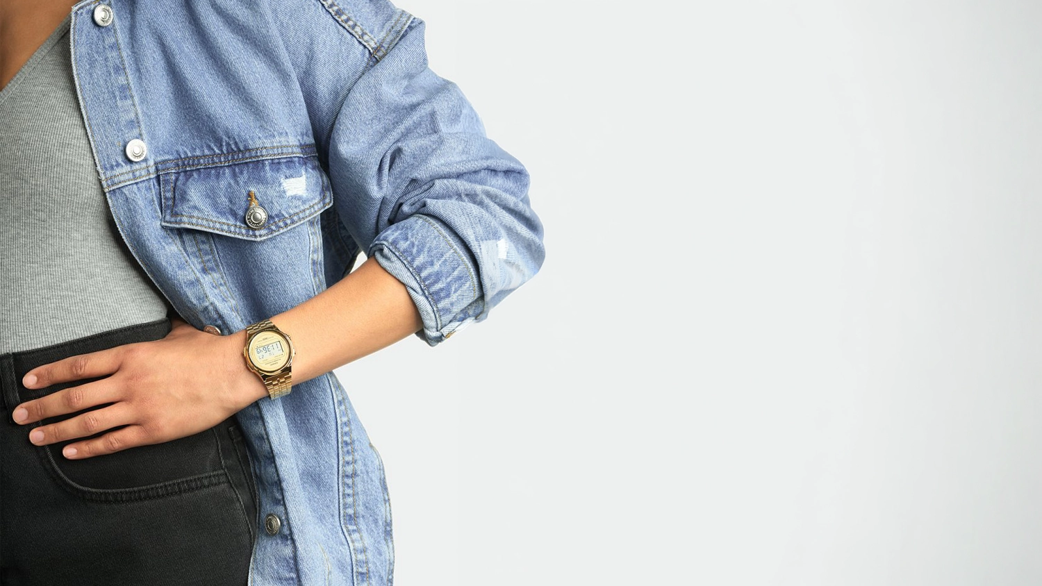 Žena nos&iacute; Unisex n&aacute;ramkov&eacute; hodinky Casio A171WEG-9AEF Vintage