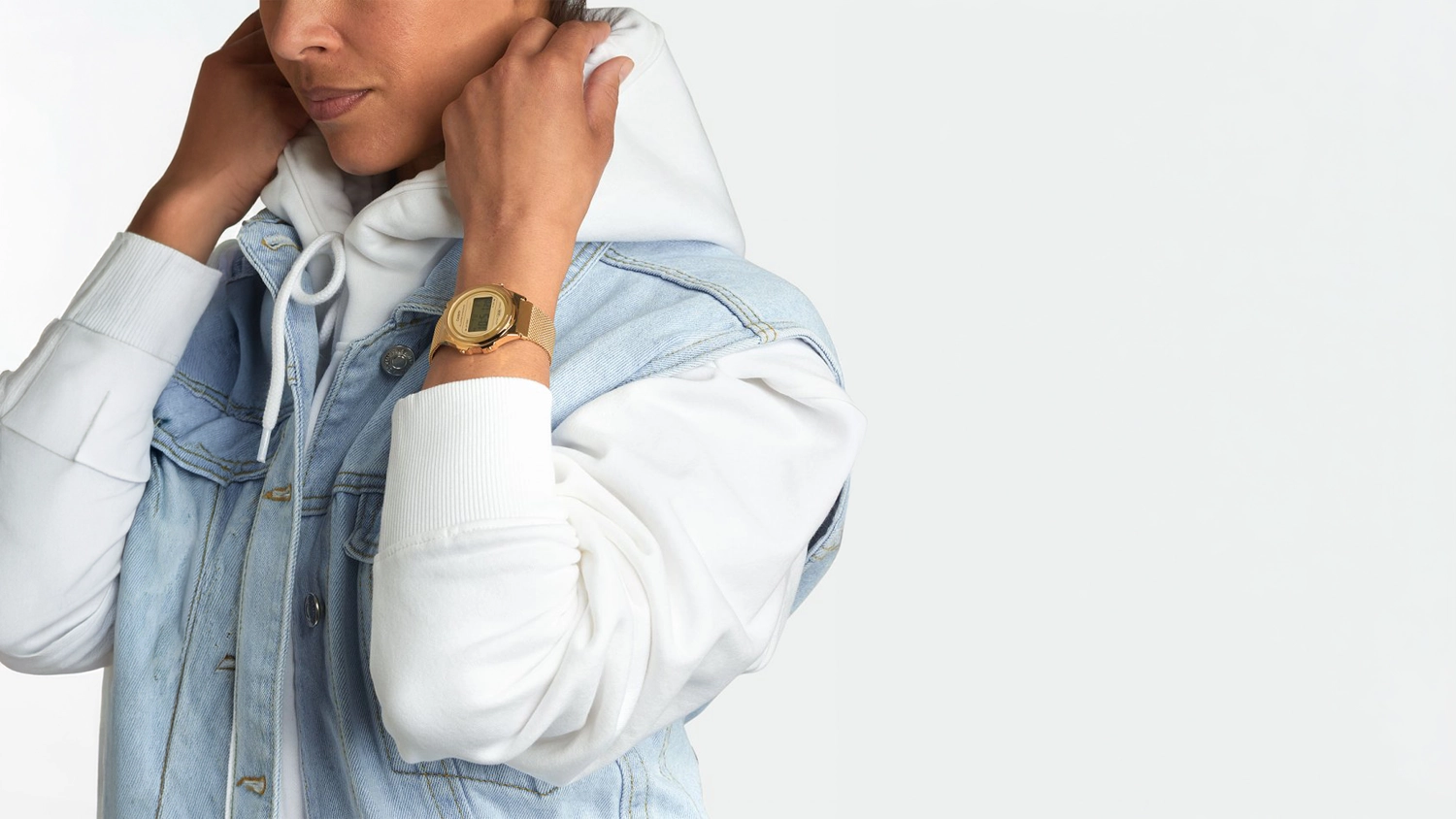 Žena nos&iacute; n&aacute;ramkov&eacute; hodinky Casio A171WEMG-9AEF Vintage