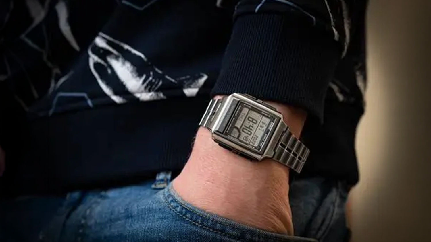 Muž s hodinkami Casio WV-59RD-1AEF (360) na ruke