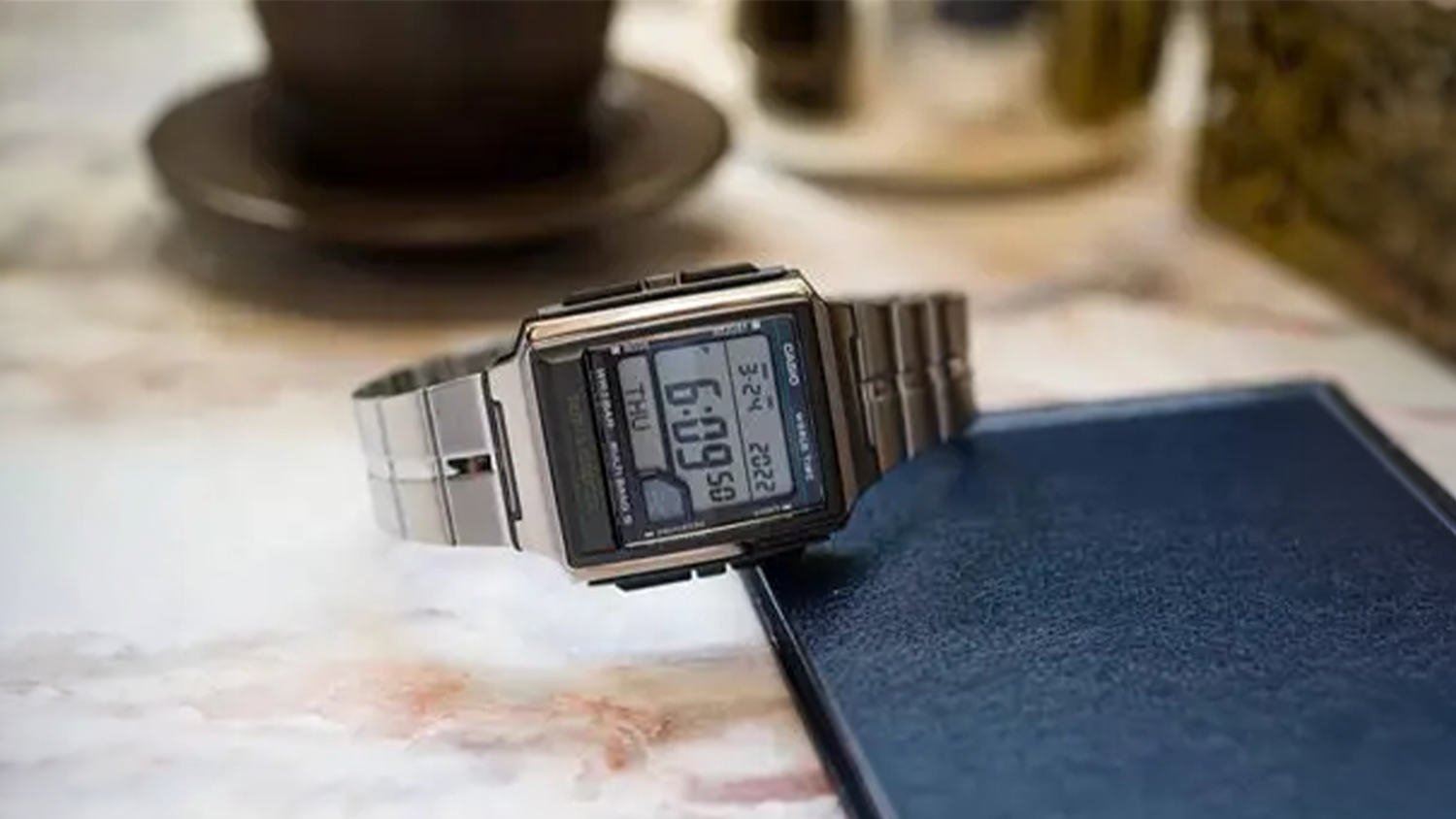 N&aacute;ramkov&eacute; hodinky Casio WV-59RD-1AEF (360) na pracovnom stole