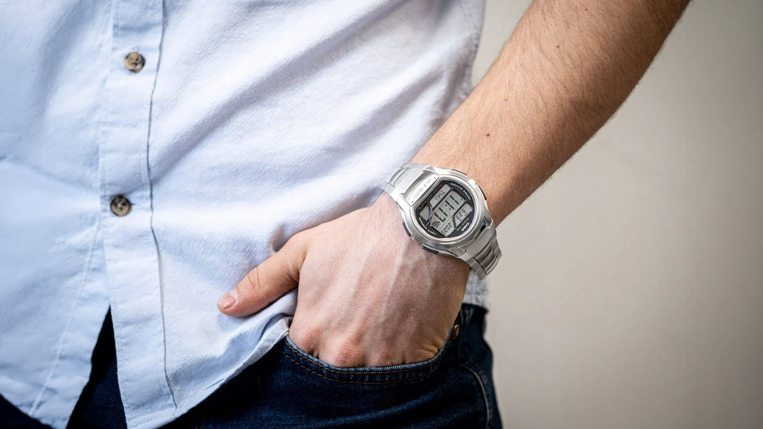 Muž s hodinkami Casio Wave Ceptor WV-58RD-1AEF (360) na ruce