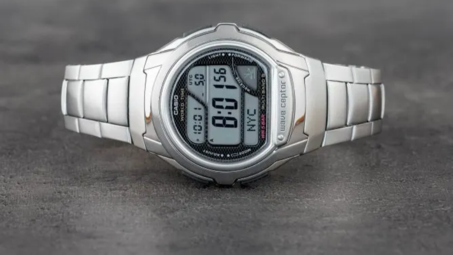 Náramkové hodinky Casio Wave Ceptor WV-58RD-1AEF (360) položené na stole