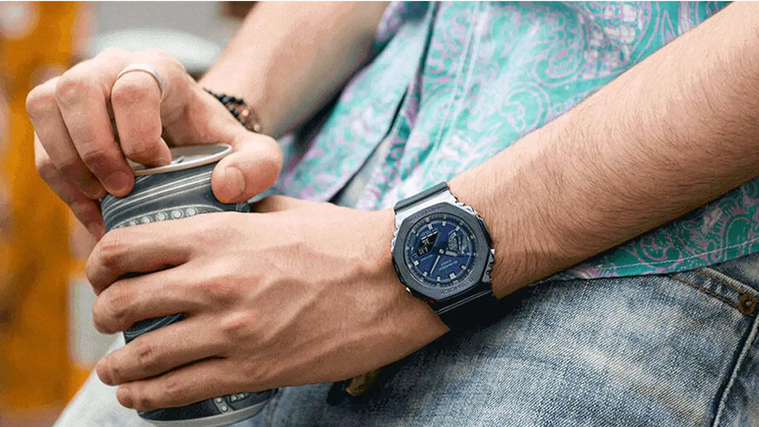 Hodinky Casio G-SHOCK GM-2100N-2AER na ruce muže.