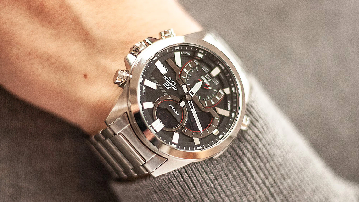 P&aacute;nske hodinky Casio EDIFICE ECB-30D-1AEF na ruke