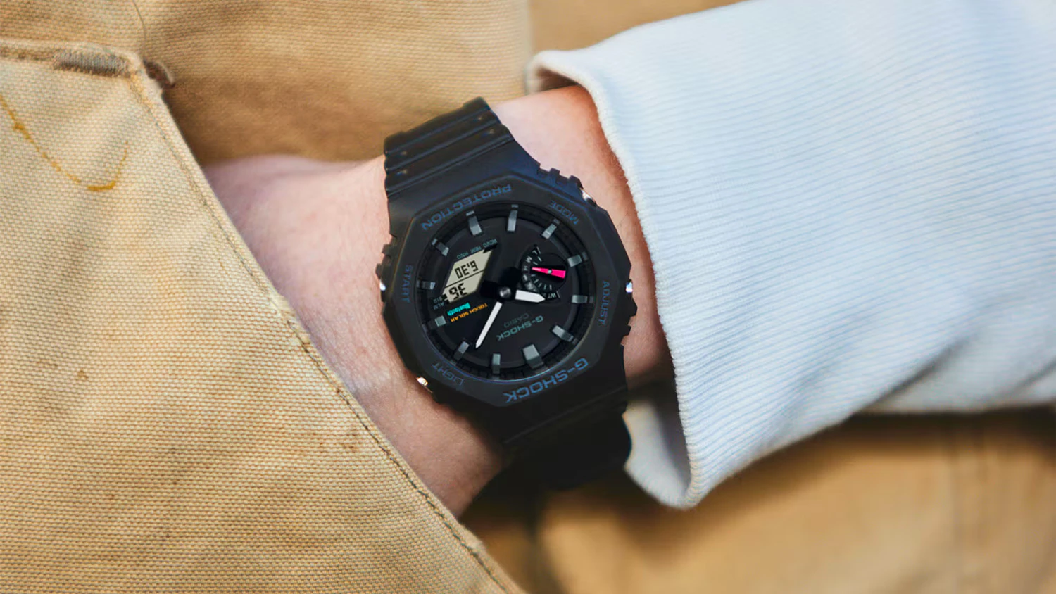 P&aacute;nsk&eacute; n&aacute;ramkov&eacute; hodinky Casio GA-B2100-1AER G-SHOCK na ruce