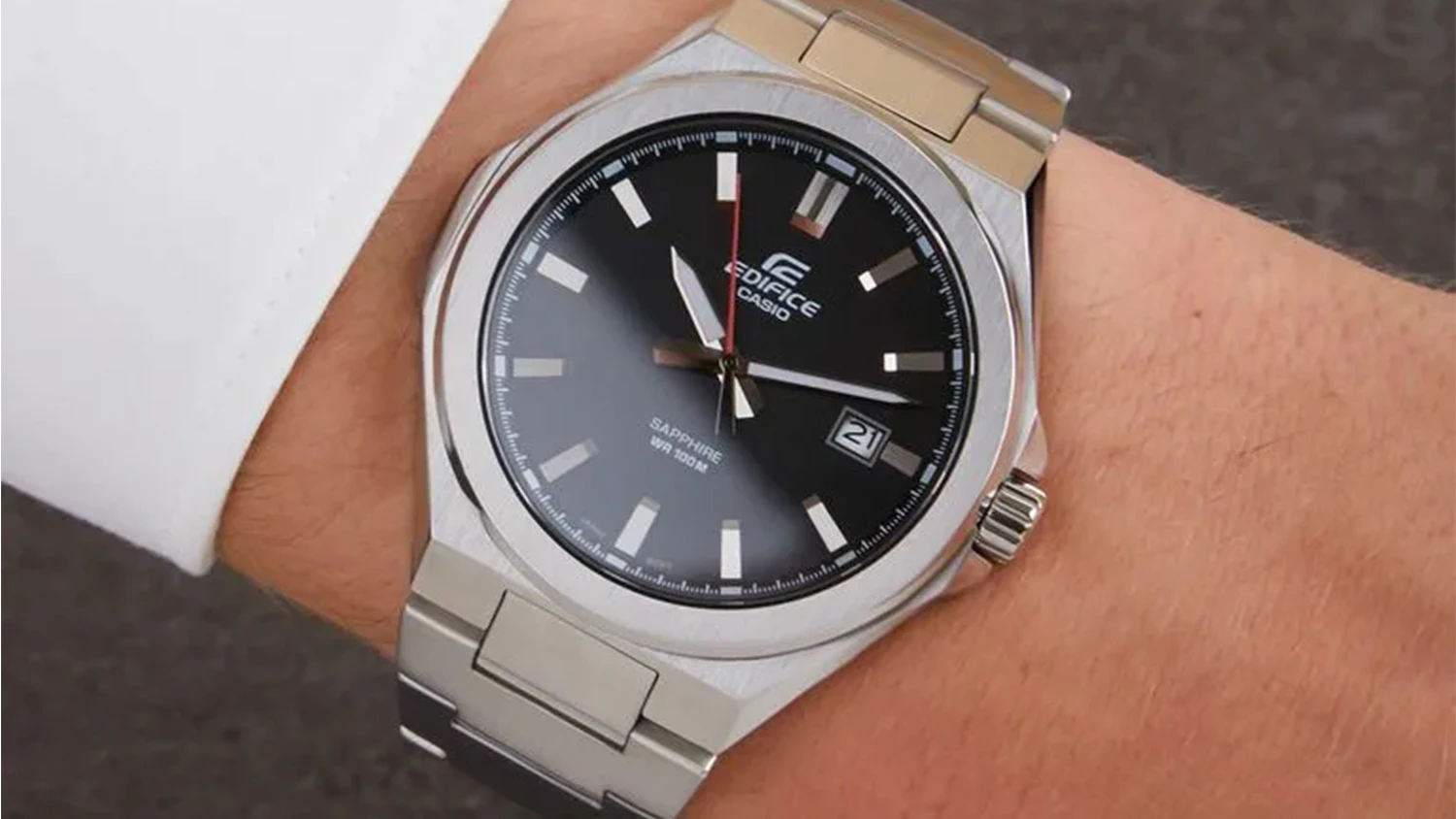 Pánské náramkové hodinky Casio EFB-108D-1AVUEF na ruce