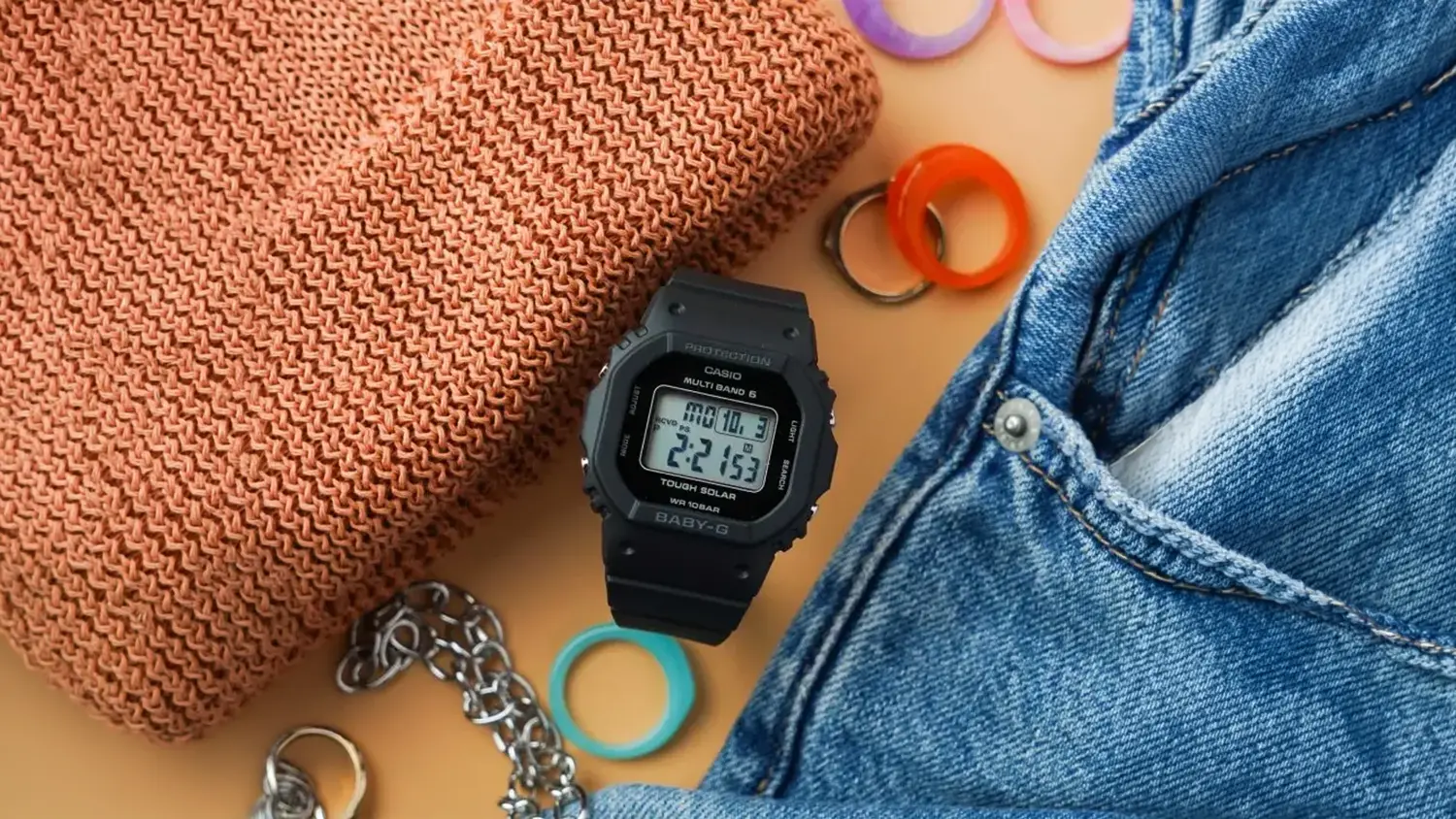 Položen&eacute; n&aacute;ramkov&eacute; hodinky Casio BGD-5650-1ER medzi ďal&scaron;&iacute;mi vecami