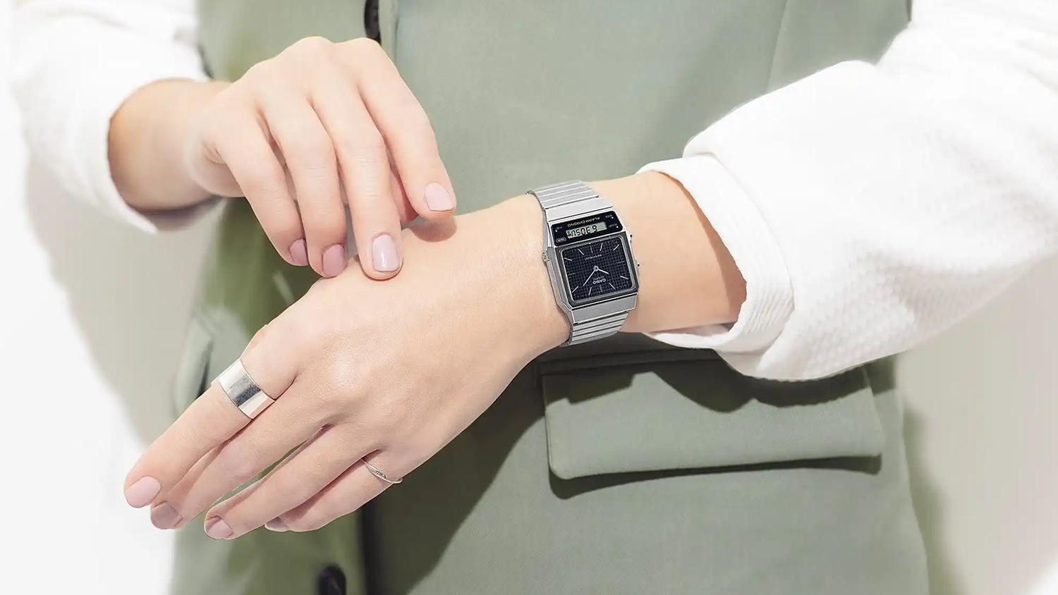 Elegantne oblečená žena s hodinkami Casio AQ-800E-1AEF (001) K na ruke