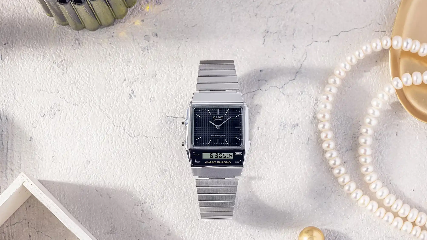 Náramkové hodinky AQ-800E-1AEF CASIO (001) K položené na stole pri šperkovnici
