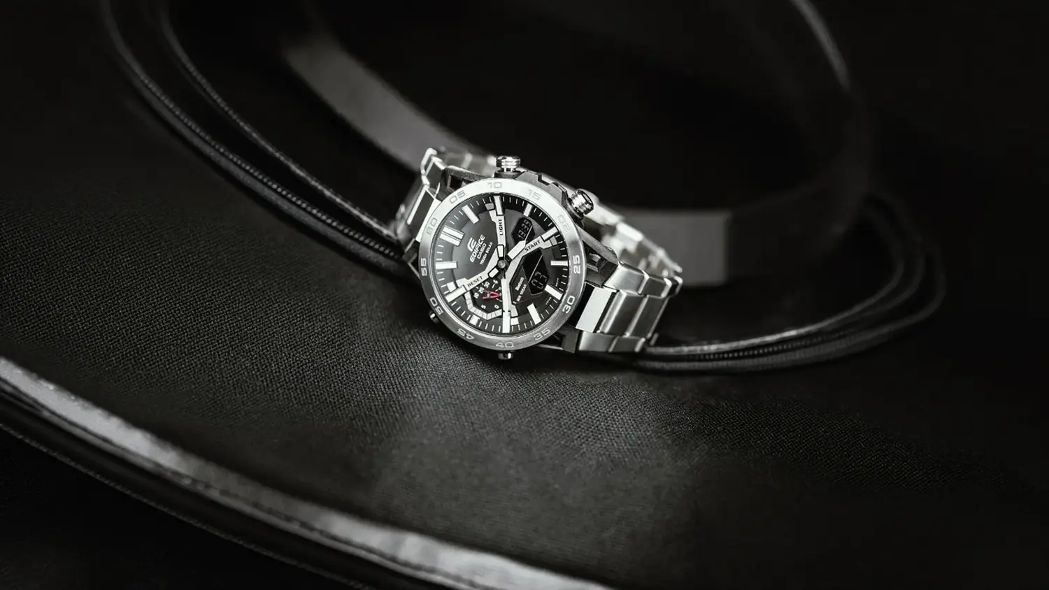 Detail cifern&iacute;ka hodiniek Casio EDIFICE ECB-2000D-1AEF