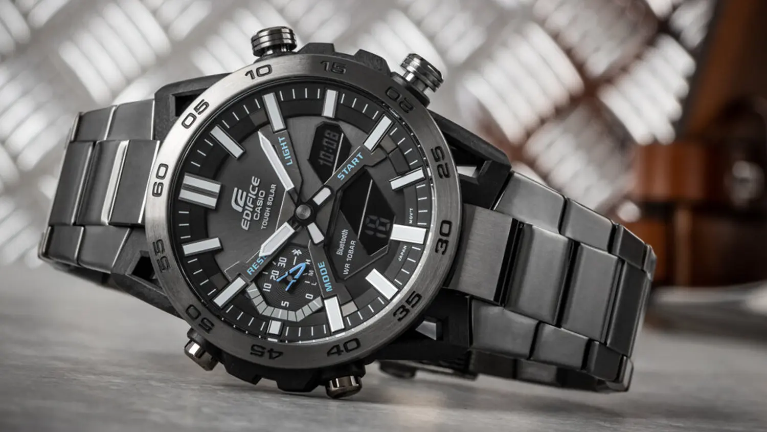 Pánske náramkové hodinky Casio EDIFICE ECB-2000DC-1AEFS položené na stole.