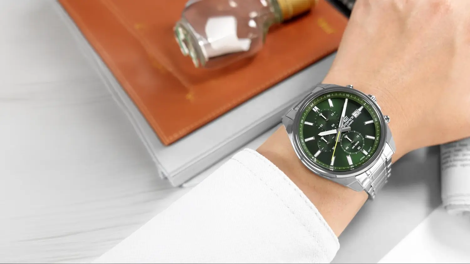 Náramkové hodinky Casio EDIFICE EFV-610D-3AVUEF na zápästí