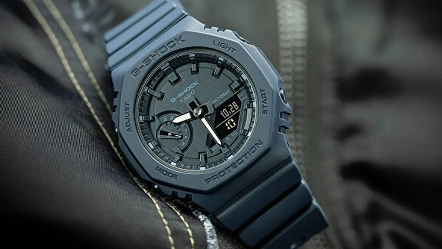 Detailn&iacute; z&aacute;běr na elegantn&iacute; modr&eacute; hodinky Casio.