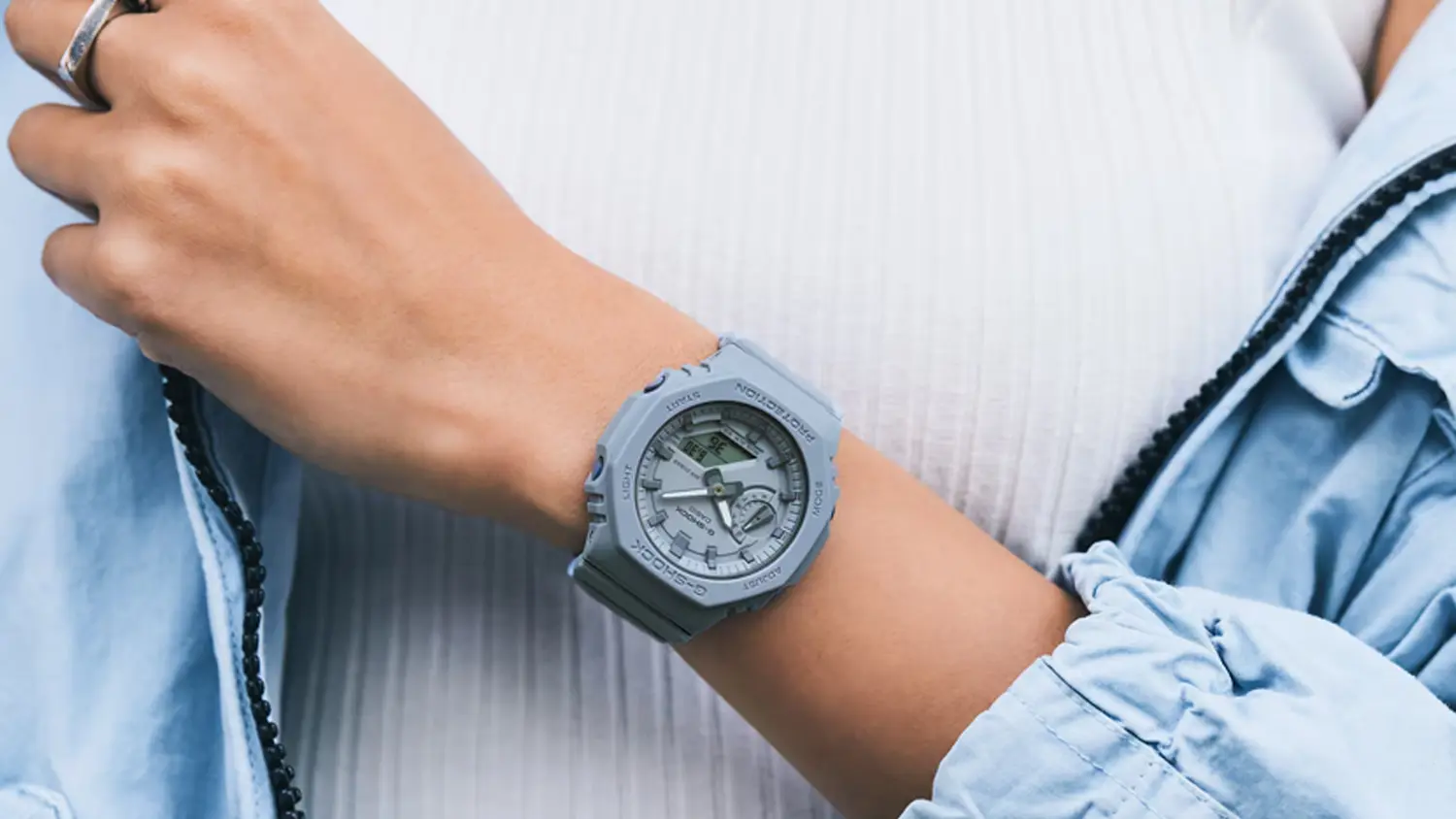 Detailný záber na elegantné modré hodinky Casio.