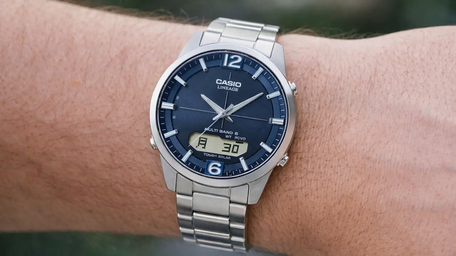 P&aacute;nsk&eacute; n&aacute;ramkov&eacute; hodinky Casio LCW-M170TD-2AER na ruce
