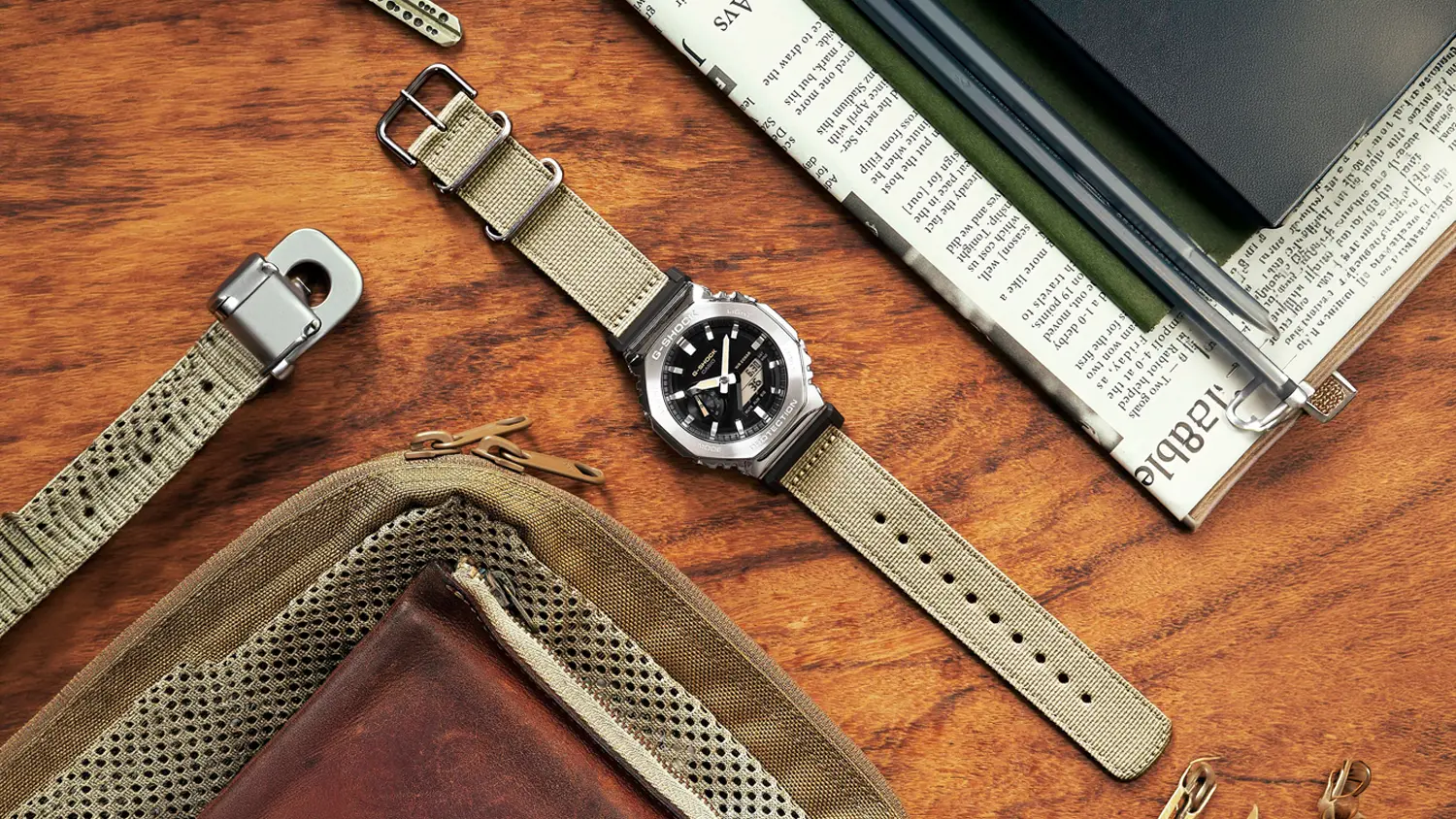 Hodinky Casio G-SHOCK GM-2100C-5AER ležiace na stole