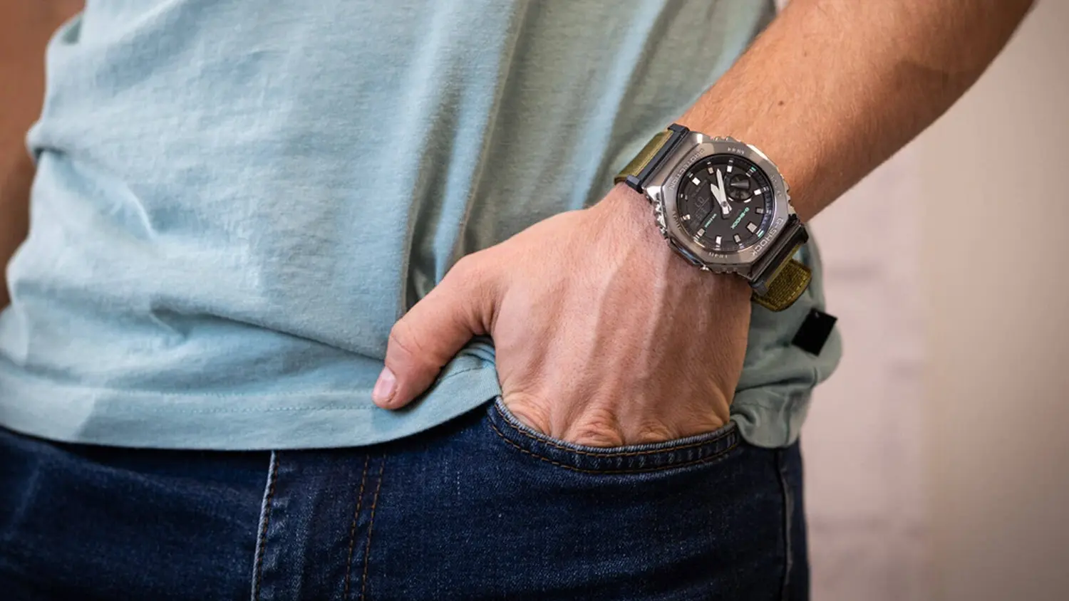 Hodinky Casio G-SHOCK GM-2100CB-3AER na ruce muže.